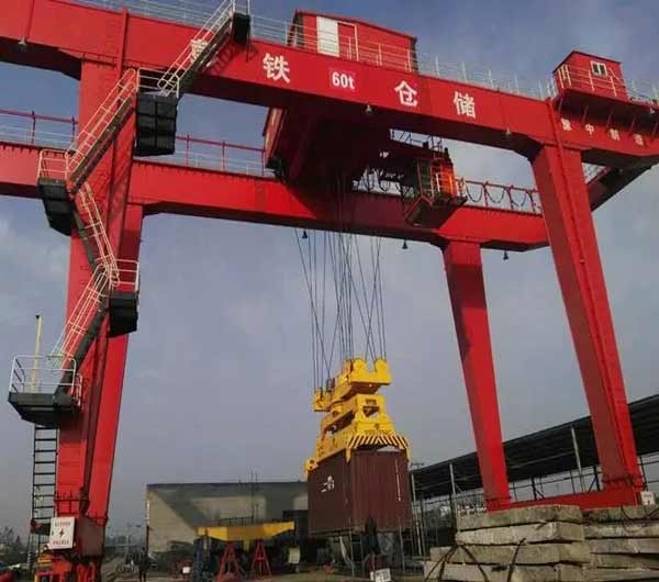 門(mén)式集裝箱起重機(jī)